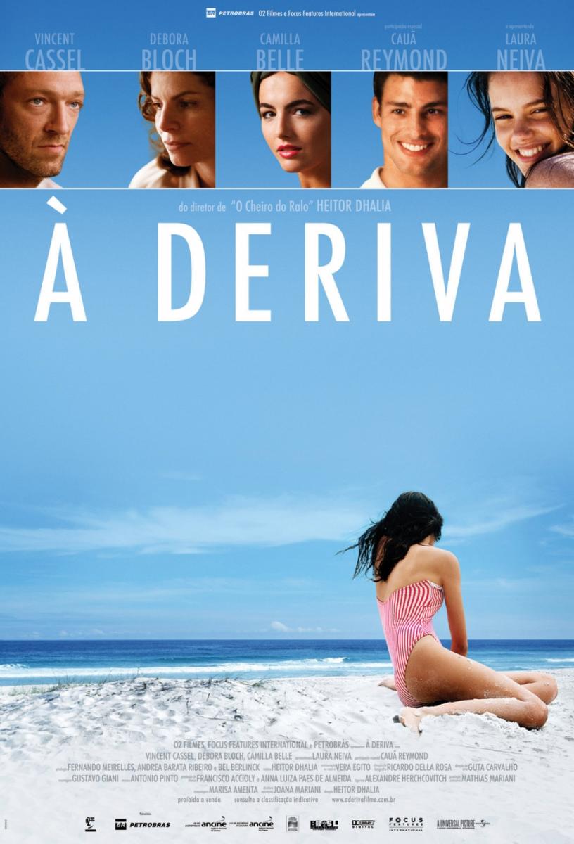 O pôster é vertical e mostra principalmente um fundo azul claro, representando o céu, e uma faixa de areia branca na parte inferior, sugerindo uma praia. No centro inferior, uma jovem de costas está sentada na areia, usando um biquini rosa e branco listrado.  Seu cabelo está solto ao vento.

Na parte superior, há um grande título em branco,  "À DERIVA", em letras maiúsculas e estilizadas, que são bem grandes e contrastam com o fundo azul. Acima do título, estão imagens em close de cinco atores, cada um com seu nome escrito abaixo: Vincent Cassel, Débora Bloch, Camila Belle, Cauã Reymond e Laura Neiva.  É indicado que o filme é dirigido por Heitor Dhalia, diretor do filme "O Cheiro do Ralo".

Na parte inferior do pôster, há informações em letras pequenas, incluindo os nomes dos produtores, equipe técnica e os logotipos de empresas envolvidas na produção e distribuição do filme. Há também pequenas legendas com informações adicionais sobre o filme e indicações de classificação indicativa.  A predominância de cores é o azul do céu, o branco da areia, e o rosa do biquini da mulher. O estilo geral é limpo e simples, focando nas imagens e no título do filme.