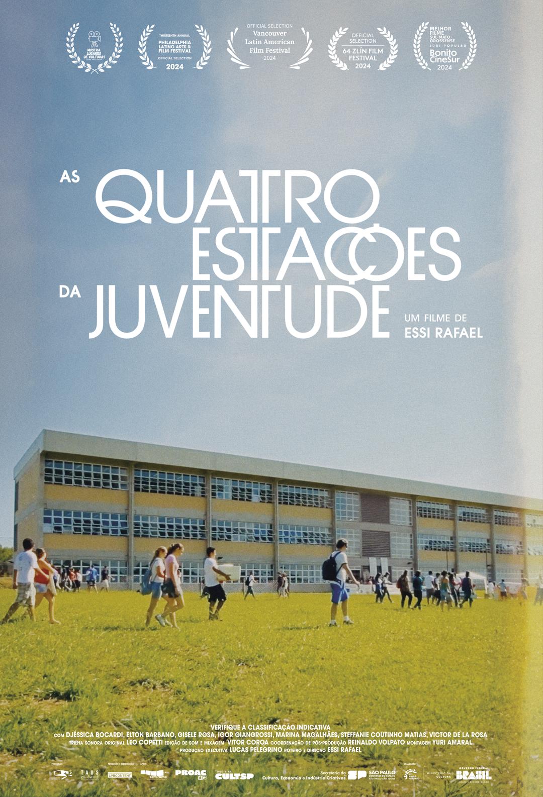Essa imagem é um pôster de filme. No topo, há selos de vários festivais de cinema, indicando que o filme foi selecionado para exibição neles.  Abaixo, em letras grandes, está o título do filme: "AS QUATRO ESTAÇÕES DA JUVENTUDE", seguido de "UM FILME DE ESSI RAFAEL", creditando o diretor. A imagem principal mostra um grupo de adolescentes em frente a uma escola, provavelmente durante o recreio ou saída das aulas. A escola é um prédio grande e claro, com muitas janelas. Ao final do poster, há uma lista com os nomes dos atores e da equipe de produção do filme. A frase "Verifique a classificação indicativa" sugere que o filme possui classificação etária.  No geral, o pôster transmite uma atmosfera de filme juvenil, possivelmente voltado para o público jovem ou que explore temas da adolescência.