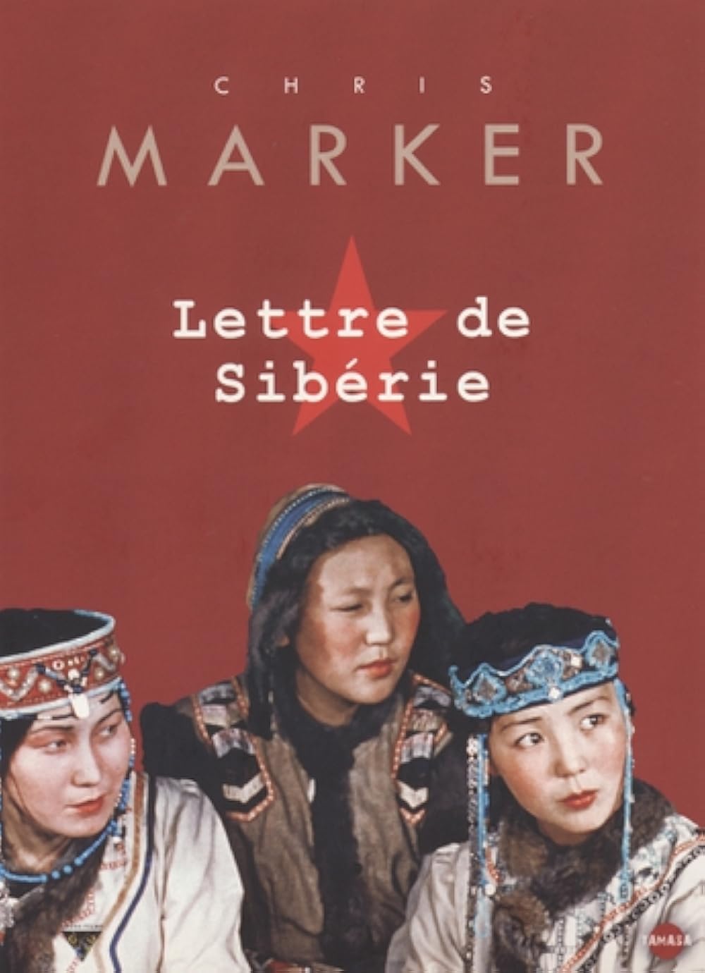 A imagem é a capa de um livro. O fundo é vermelho-escuro, e no topo, em letras maiúsculas, está escrito "CHRIS MARKER", nome do autor. Abaixo, há uma estrela vermelha, e em letras menores, a frase "Lettre de Sibérie", que significa "Carta da Sibéria" em francês.  Na parte inferior, há uma foto de três mulheres com roupas tradicionais, possivelmente asiáticas, com chapéus e colares ornamentados. Elas parecem estar sentadas e parece haver uma hierarquia na foto, com uma mulher no centro, que está ligeiramente mais para frente e com uma expressão mais séria que as outras duas. As mulheres parecem jovens adultas. A foto sugere um contexto cultural específico, possivelmente relacionado à cultura da Sibéria, como indicado pelo título do livro.  A imagem como um todo indica a provável temática do livro, provavelmente uma narrativa ou relato sobre a Sibéria.