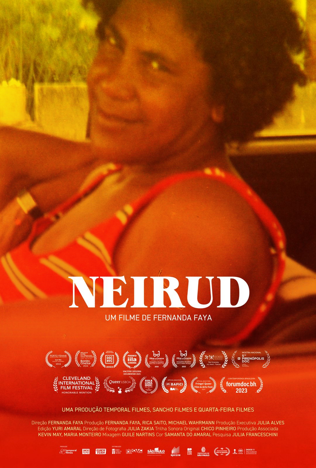 A imagem é um pôster de filme.  Apresenta uma foto, um pouco desfocada e com tons amarelados e avermelhados, de uma mulher negra de meia-idade com cabelo curto e escuro, vestindo o que parece ser um maiô ou biquini vermelho com listras brancas.  Ela está olhando para a câmera com uma expressão suave.

O título do filme, "NEIRUD", está escrito em letras grandes e brancas sobre a imagem da mulher. Abaixo do título, em letras menores, diz "UM FILME DE FERNANDA FAYA", indicando o nome da diretora.

O pôster também contém vários logotipos de festivais de cinema, indicando que o filme já foi exibido ou premiado em diversos eventos. Há também os créditos da produção, listando os nomes da equipe envolvida na realização do filme, como produção, direção, fotografia, edição, etc.

Em resumo, o pôster anuncia um filme brasileiro intitulado "Neirud", dirigido por Fernanda Faya, e apresenta uma imagem central que sugere o tema ou a atmosfera do filme, provavelmente de cunho pessoal ou documental, dada a textura da foto. A imagem transmite uma sensação nostálgica ou de memória.