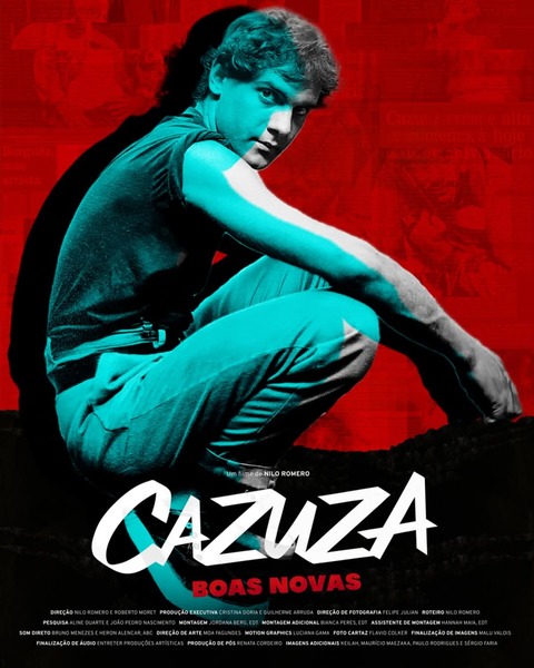 A imagem é um pôster do filme "Cazuza: Boas Novas".  O visual é estilizado, com cores vibrantes em tons de vermelho e turquesa.  Há uma foto de Cazuza, jovem, em primeiro plano, sentado, com a silhueta em turquesa sobre um fundo vermelho intenso, que parece ser uma colagem de várias fotos menores.  O nome "CAZUZA" está escrito em letras grandes e estilizadas na parte inferior, com "BOAS NOVAS" em letras menores abaixo. Há também pequenos créditos do filme na parte inferior, com os nomes dos diretores, produtores e outras equipes de produção. A imagem geral passa uma sensação de energia e movimento, representando a vida intensa do cantor.