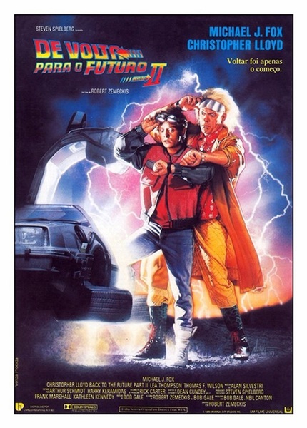 A imagem é um pôster do filme "De Volta para o Futuro II".  No centro, vemos dois homens, aparentemente em uma cena de ação. Um deles está de jaqueta vermelha e jeans, com óculos de proteção, e parece mais jovem. O outro, mais velho, usa uma jaqueta longa bege e óculos escuros. Ambos estão olhando para um relógio, como se estivessem controlando o tempo.  Ao fundo, parcialmente visível, há um carro futurista, que parece sair de um clarão de energia elétrica, indicando viagem no tempo. O pôster tem os nomes dos atores principais Michael J. Fox e Christopher Lloyd, e o nome do diretor Robert Zemeckis. O texto "Voltar foi apenas o começo" sugere uma continuação da história. A arte do pôster é vibrante e estilizada, usando cores fortes e contrastantes.