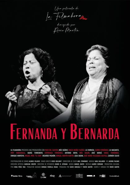 A imagem é um pôster de um filme chamado "Fernanda y Bernarda".  O pôster é predominantemente em preto e branco, mostrando duas mulheres, provavelmente cantoras de flamenco, em close, com expressões intensas e dramáticas enquanto cantam.  Elas estão de roupas escuras, típicas de artistas de flamenco. O título do filme, "Fernanda y Bernarda", está escrito em vermelho em letras grandes na parte inferior, abaixo das cantoras.  Acima, em letras menores, em branco, estão os créditos do filme, incluindo o nome da produtora e da diretora, Rocío Martín. No rodapé aparecem os logos de várias empresas envolvidas na produção e distribuição do filme. A imagem transmite uma sensação de força, emoção e cultura espanhola.  Todo o visual do cartaz é elegante e focado em destacar a imagem das cantoras.