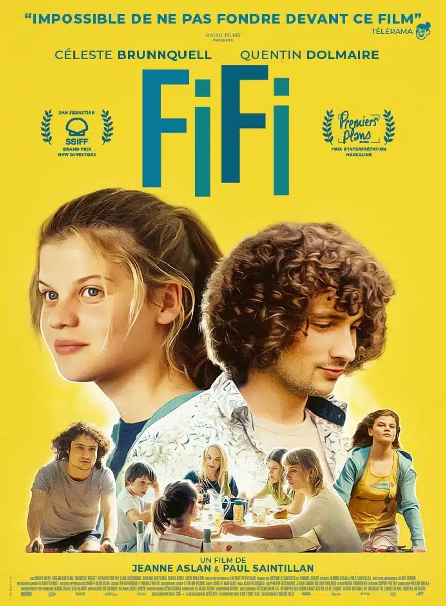 O cartaz mostra o filme "Fifi". O fundo é amarelo vibrante.  Na parte superior, há uma frase em francês que elogia o filme, significando algo como "Impossível não se apaixonar por este filme".  Abaixo, aparecem os nomes dos atores principais: Celeste Brunnquell e Quentin Dolmaire. O título "Fifi" é destacado em letras grandes e azuis-claras.  Há logotipos de festivais de cinema, indicando prêmios recebidos pelo filme.

Na imagem central, vemos um jovem casal em destaque. A jovem tem cabelo loiro e está de perfil, enquanto o rapaz, com cabelo cacheado, está de lado com um olhar pensativo. Abaixo deles, há uma cena menor com mais pessoas, provavelmente uma família ou grupo de amigos, sugerindo um jantar ou momento de convívio.  A imagem geral transmite uma sensação leve e um tom que poderia ser descrito como um drama ou comédia romântica. Há pequenos textos na parte inferior com mais informações sobre os diretores e a produção do filme.