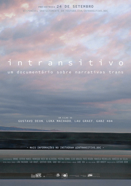 A imagem é um pôster de um documentário chamado "Intransitivo", que fala sobre narrativas trans. O fundo do pôster é uma foto de um céu com nuvens em tons pastéis, sobre um horizonte com uma linha tênue que parece ser a água do mar. O título "Intransitivo" está escrito em letras grandes e minimalistas. Abaixo, há a descrição: "um documentário sobre narrativas trans".  Os nomes dos diretores, Gustavo Deon, Luka Machado, Lau Graef e Gabz 404, também estão presentes. Há informações sobre a pré-estreia no dia 24 de setembro e disponibilidade gratuita no Youtube.  Há, ainda, informações de contato via Instagram (@intransitivo.doc) e os nomes de outras pessoas envolvidas na produção do documentário.  O estilo visual é clean e utiliza uma paleta de cores suaves e sóbrias.