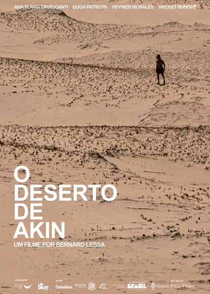 A imagem é um pôster de filme. O fundo mostra uma paisagem árida e desértica, com areia clara e vegetação esparsa, seca e escassa, dando a impressão de um deserto. No centro da imagem, há uma pequena figura humana, aparentemente solitária, caminhando pela paisagem. No topo, há os nomes de alguns membros do elenco ou equipe do filme. Na parte inferior da imagem, em letras grandes, está o título do filme: "O DESERTO DE AKIN", seguido do crédito: "um filme por Bernard Lessa". Há também alguns logotipos menores, provavelmente de empresas de produção e distribuição do filme. A cor geral da imagem é bege ou areia clara, com tons marrons escuros na vegetação. A imagem transmite uma sensação de solidão, vastidão e talvez alguma dificuldade ou jornada.