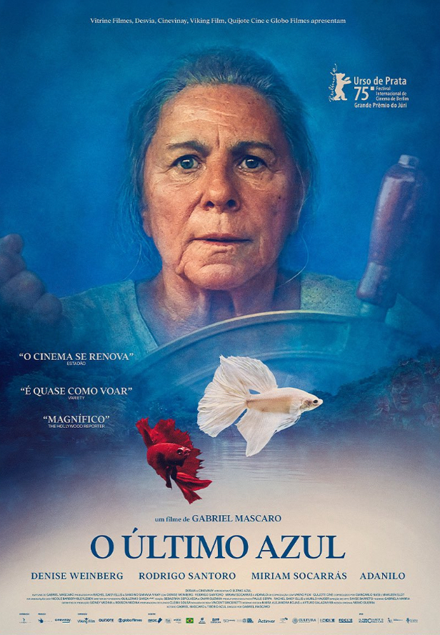 O pôster é dominado por uma imagem central de uma mulher idosa de cabelos grisalhos, com o rosto levemente enrugado, expressando uma mistura de serenidade e melancolia. Seu olhar é fixo e direto para quem observa. Ela está posicionada de forma que a parte superior de seu corpo se encontra em foco, enquanto a parte inferior do corpo está ligeiramente desfocada, sugerindo profundidade.  A mulher parece estar interagindo com um elemento translúcido ou aquoso.

Na parte inferior da imagem, duas pequenas imagens de peixes Bettas - um vermelho e outro branco - nadam em um aquário ou recipiente semelhante,  contra um fundo azul que se estende até o topo do cartaz. A combinação das cores e a localização dos peixes criam uma atmosfera de calma, porém com um toque de mistério.

Ao longo do cartaz, há vários textos. O título do filme, "O Último Azul", destaca-se em fonte grande e elegante. Abaixo do título, estão os nomes dos atores principais: Denise Weinberg, Rodrigo Santoro e Miriam Socarrás. Também há texto menor listando outras informações de produção e créditos, incluindo o nome do diretor, Gabriel Mascaro, e o selo "Urso de Prata" do Festival Internacional de Cinema de Berlim, indicando a premiação do filme.

Finalmente, vários pequenos logotipos de empresas de produção cinematográfica estão impressos na parte inferior, confirmando a produção e distribuição do filme.  O uso predominante de tons azuis e a imagem da mulher idosa sugerem um filme contemplativo, talvez com temática familiar, contemplativa ou ligada à natureza.