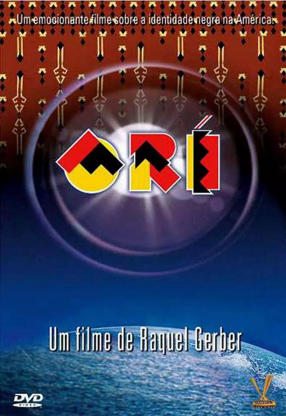 A imagem é a capa de um DVD. O fundo é azul escuro, representando o espaço, com um planeta azul e água visível na parte inferior. No centro, há um círculo escuro que se assemelha a uma íris de olho, com um brilho luminoso no interior. Dentro desse círculo, está escrito "ORÍ" em letras grandes e estilizadas, em cores vibrantes (vermelho, amarelo e preto), com um design que sugere símbolos africanos ou afro-americanos. No topo, em um retângulo marrom com um padrão repetitivo, a frase "Um emocionante filme sobre a identidade negra na América" está escrita em letras menores. Na parte inferior, há a frase "Um filme de Raquel Gerber", indicando a diretora. Nos cantos inferior esquerdo e direito, há logos indicando que se trata de um DVD e possivelmente uma premiação ou selo de qualidade. A imagem como um todo transmite uma sensação de mistério, força e identidade cultural, possivelmente relacionada à experiência negra na América.