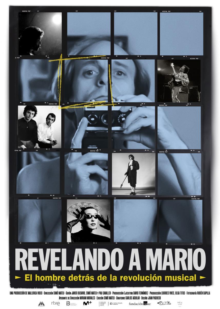 A imagem é um pôster de filme. O título é "Revelando a Mario - O homem por trás da revolução musical".  O pôster é composto por uma grade de imagens em preto e branco, com tom azulado, que parecem ser contatos de fotos.  No centro, uma foto maior mostra um homem de meia idade, segurando uma câmera fotográfica antiga.  As outras fotos menores ao redor mostram diversas imagens: um retrato de dois homens mais jovens, uma pessoa tocando guitarra em um palco, retratos de mulheres em poses elegantes, e outros retratos de pessoas.  As fotos menores estão dispostas como se fossem um filme revelando diferentes momentos da vida de Mario. O texto indica ser um documentário sobre Mario, que teve grande impacto na revolução musical.  Abaixo das fotos há um texto em espanhol com os créditos do filme.