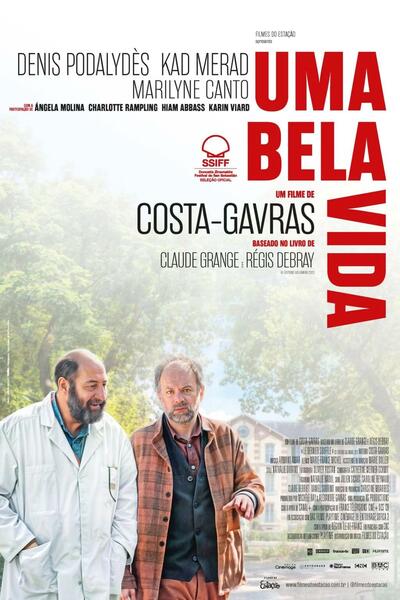 A imagem é um pôster de filme. O título, em letras grandes e vermelhas, é "UMA BELA VIDA". Abaixo, em letras menores, mas ainda legíveis, estão os nomes dos atores: Denis Podalydès, Kad Merad, Marilyne Canto, Angela Molina, Charlotte Rampling, Hiam Abbass e Karin Viard.  O nome do diretor, Costa-Gavras, também é destacado, com a informação de que o filme é baseado no livro de Claude Grange e Régis Debray.

Ao fundo, há uma imagem desfocada de dois homens, possivelmente os protagonistas do filme, andando por um jardim ou pátio de uma construção que parece ser um hospital ou asilo. Um deles usa um jaleco branco, o que sugere uma profissão na área da saúde. O outro veste uma jaqueta xadrez. Eles parecem estar em uma conversa informal, com expressões faciais neutras. A cena evoca uma sensação de calma e reflexão.  A atmosfera geral do pôster é serena e discreta, contrastando com o título impactante e as cores vibrantes do texto principal.